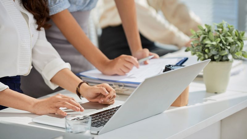 cuerpo de investigadores personas trabajando en una investigación